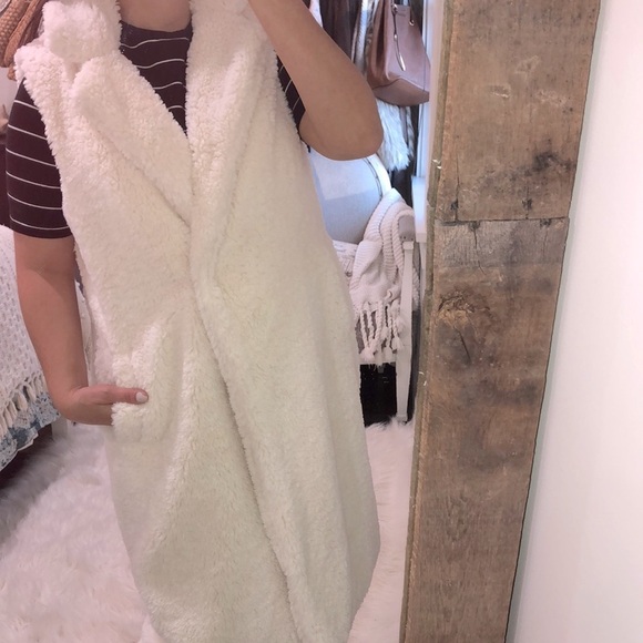 Forever 21 medium ivory fuzzy teddy bear sleeveless duster jacket - Picture 2 of 9